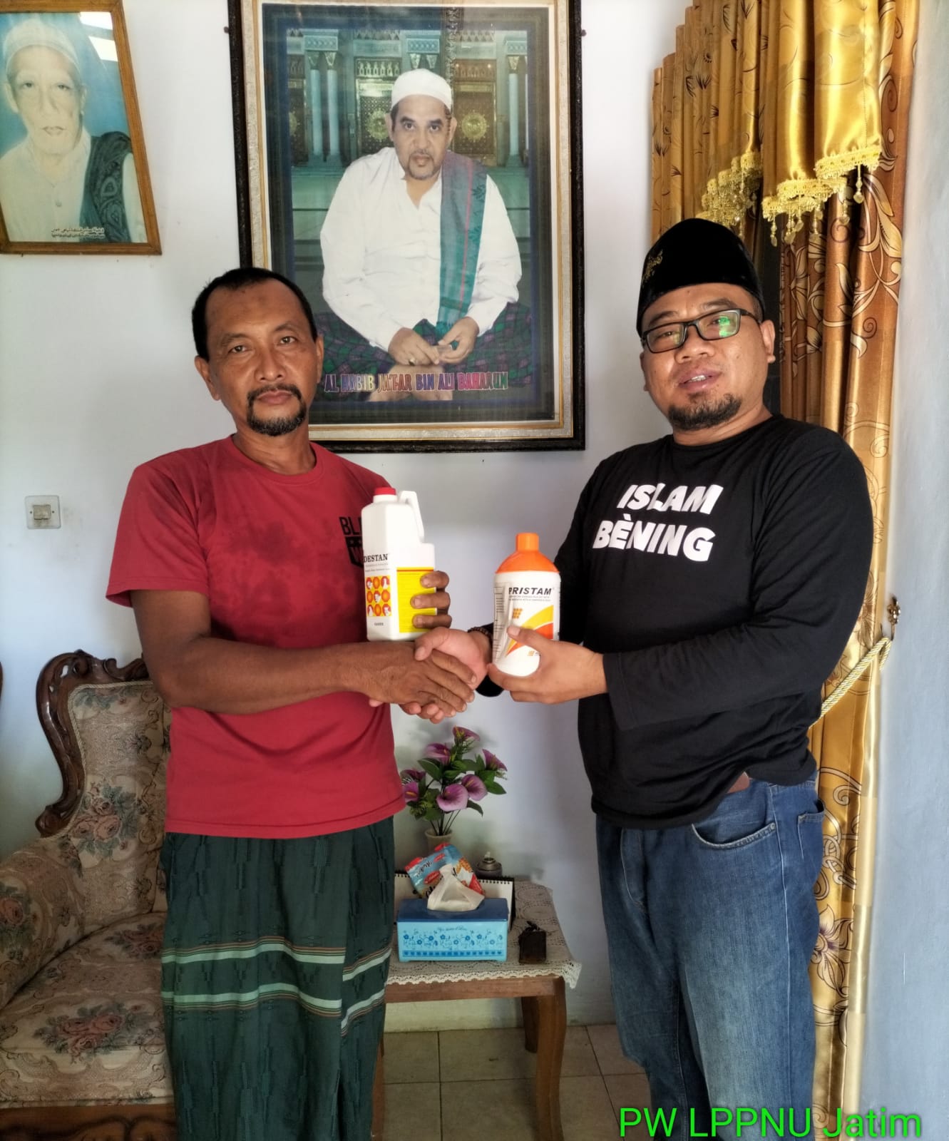 Ghufron Ahmad Yani saat menyerahan bantuan kepada peternak.