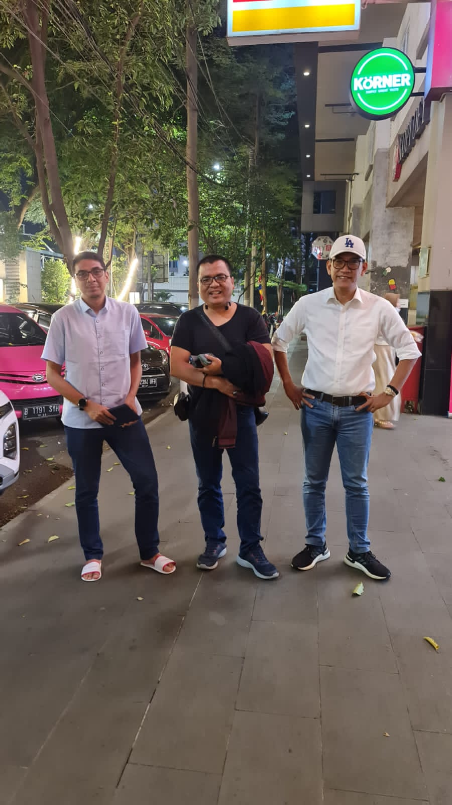 Foto yang terlihat adalah saya, Dr. Refly Harun, dan Dr. Zainal Arifin Mochtar.