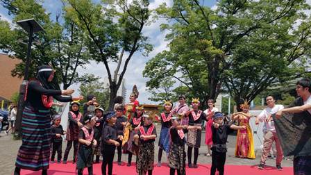 Anak-anak para diaspora Indonesia di Jepang dari Sekolah Bhinneka Nagoya membawakan Tari Maumere pada acara yang digelar 16 Juli 2023 di Higashiyama Zoo Nagoya,