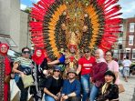 Producer NYIFW, Vanny Tousignant, owner Batik Geulis Bogor Frida Aulia, para desainer dan kru NYIFW berpose di depan ikon Philadelphia Indonesian Festival.