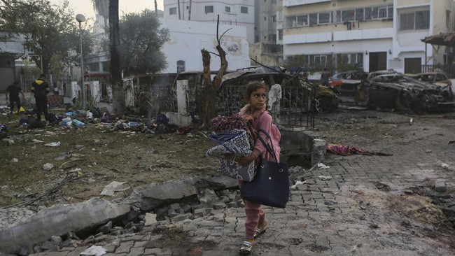 Gereja Orthodox Yunani Saint Porphyrius di Gaza dibombardir Israel tiga hari setelah serangan ke RS Al Alhi terjadi hingga menewaskan 500 orang lebih. (AP/Abed Khaled)