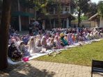 Siswa SAIM Surabaya mendirikan salat gaib untuk muslim Palestina dan salat istisqa’ di halaman sekolah, Jumat (20/10) pagi.