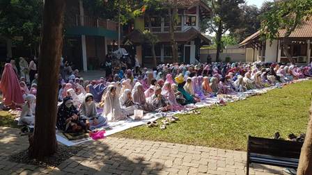 Siswa SAIM Surabaya mendirikan salat gaib untuk muslim Palestina dan salat istisqa’ di halaman sekolah, Jumat (20/10) pagi.