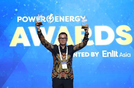 Direktur Utama PT PLN (Persero) Darmawan Prasodjo meraih penghargaan "Male Executive of the Year" pada ajang Power Energy Awards 2023 yang digelar Enlit Asia pada Selasa (14/11).