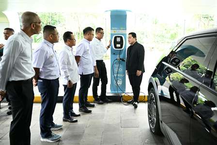 Menteri Badan Usaha Milik Negara Erick Thohir (kanan), bersama Direktur Utama PLN Darmawan Prasodjo (dua dari kanan), Sekretaris Kementerian BUMN, Rabin Indrajad Hattari (tiga dari kanan), Deputi Bidang Sumber Daya Manusia, Teknologi dan Informasi Kementerian BUMN Tedi Bharata (dua dari kiri), Deputi Bidang Hukum dan Perundang-undangan Kementerian BUMN Robertus Billitea (kiri), dan General Manager PLN Unit Induk Distribusi Jakarta Raya Lasiran (tiga dari kiri) saat meninjau pengisian daya kendaraan listrik di halaman Kantor Kementerian BUMN, Jakarta, Rabu (3/1).