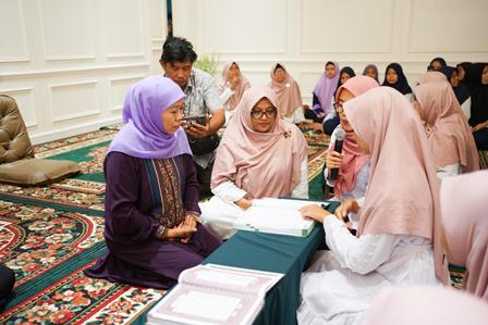 Khofifah tadarrus Al Quran bersama tuna wicara