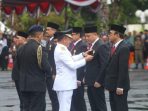 Walikota Surabaya Eri Cahyadi menerima tanda kehormatan Satyalancana Karya Bhakti Praja Nugraha.