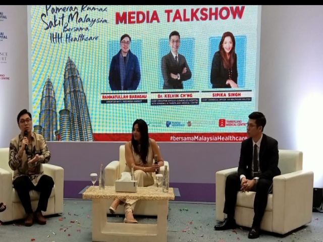 Kiri ke kanan, Rahmatullah Baragau, Sipika Sigh, dan dr Kelvin Ch'ng dalam talkshow usai membuka MHExpo 2024 di Surabaya, Kamis (30/5/2024).