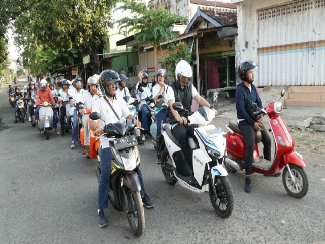 Komunitas motor listrik Traccher (Taretan Situbondo Electric Vehicle Safety Rider).