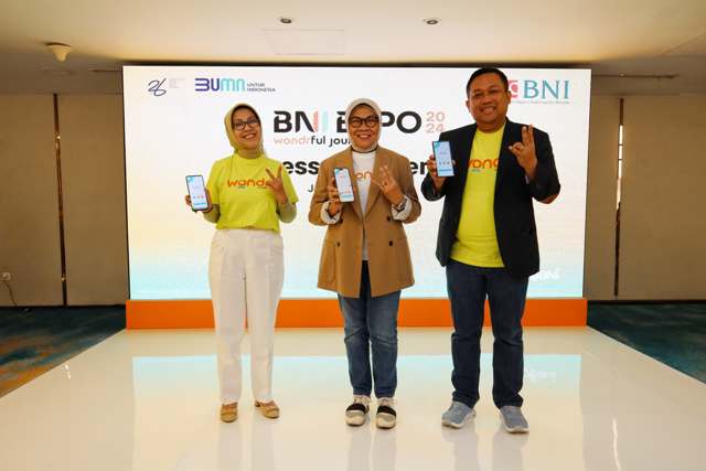 Direktur Retail Banking BNI Corina Leyla Karnalies (tengah), Consumer Segment Division Head Sri Indira (kiri), dan Ketua HUT ke-78 BNI Mesah Roni Ginting (kanan), memperlihatkan aplikasi wondr by BNI dalam Press Conference BNI EXPO 2024 di Grha BNI Jakarta, Selasa (30 Juli 2024). 
