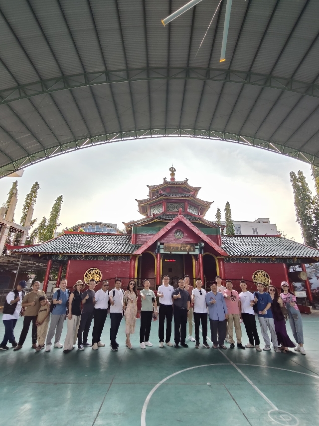 Rombongan wisatawan dari Xia Men berpose bersama sebelum meninggalkan Cheng Hoo