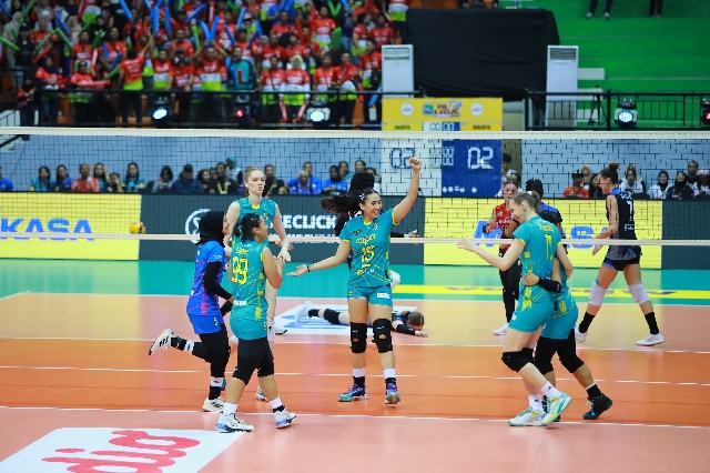 Pemain Jakarta Electric PLN merayakan kemenangan setelah menuntaskan pertandingan dengan skor 3-1 saat melawan Jakarta Pertamina Enduro pada babak _final four_ PLN Mobile Proliga di GOR Bung Tomo, Surabaya, Jawa Timur pada Sabtu (6/7).