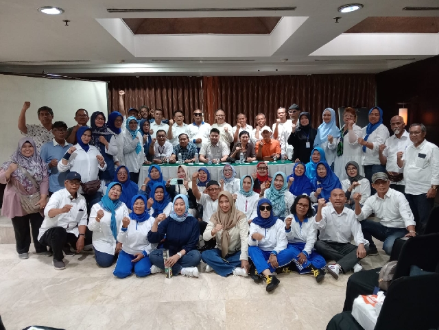 Sejumlah peserta rapat konsolidasi sedang berpose bersama dengan MPET2.