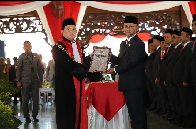 Halili Yasin menerima SK penetapan sebagai Ketua DPRD sementara dari Ketua PN Pamekasan.