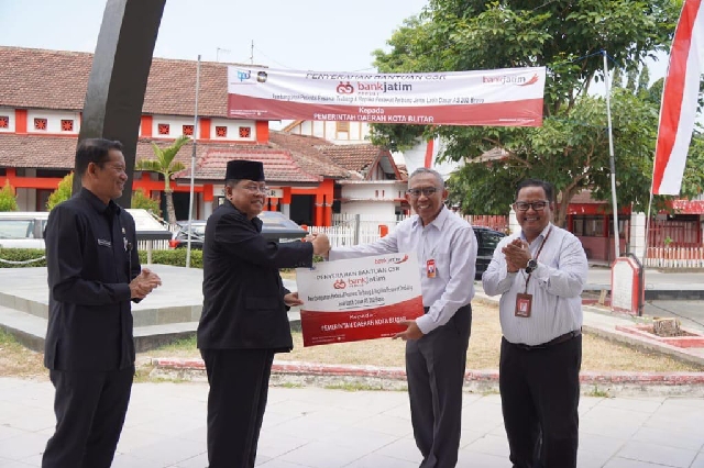 Penyerahan bantuan CSR secara simbolis oleh Direktur Manajemen Risiko Bank Jatim Eko Susetyono kepada Walikota Blitar Santoso.