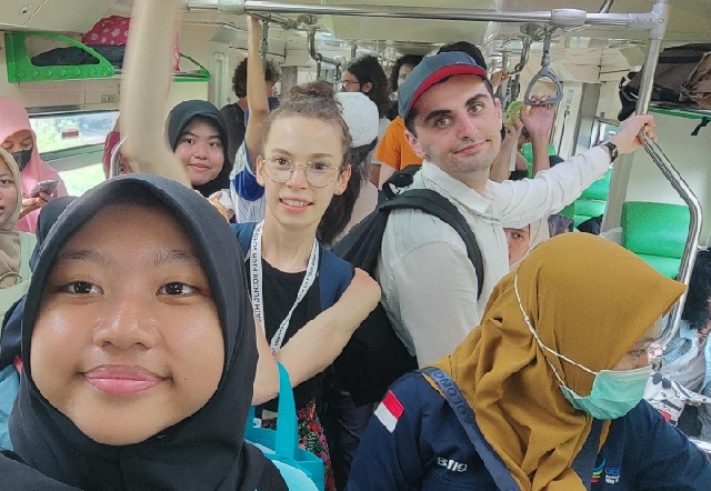 Rombongan mahasiswa asing naik Suroboyo Bus dipandu siswa SMP SAIM Surabaya.