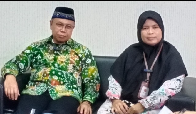 Penggagas acara, Lili Musyafa'ah bersama Kepala BBGP Jatim, Abu Khaer yang memakai baju batik Kromosom 21.