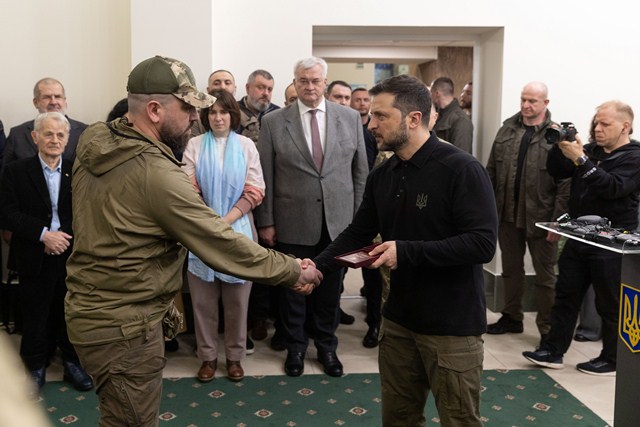 zelensky iftar bersama tentara muslim