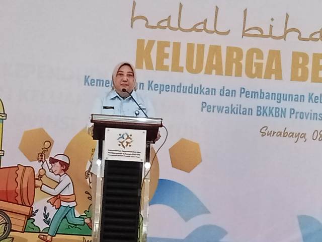 Kepala Perwakilan BKKBN Jatim, Maria Ernawati, saat memberikan sambutan dalam Halal Bihalal, Selasa (8/4/2025).