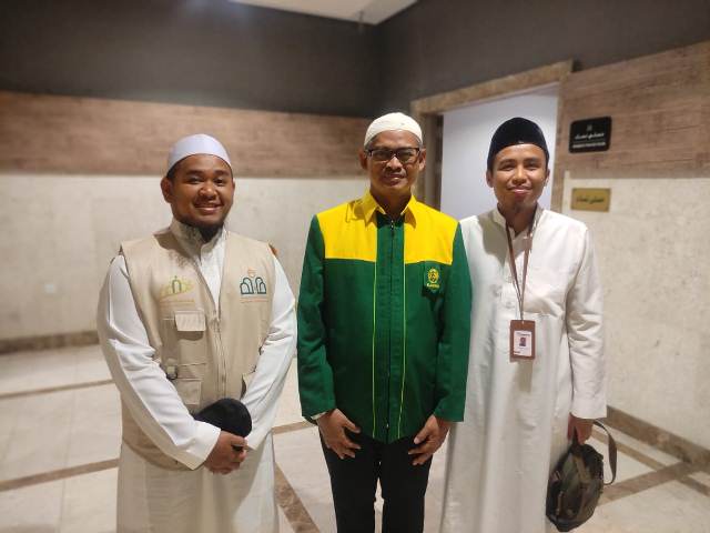 Ustadz Sugeng Prasetya dan Ustadz Rofiq berpose bersama salah seorang jamaah haji Indonesia.