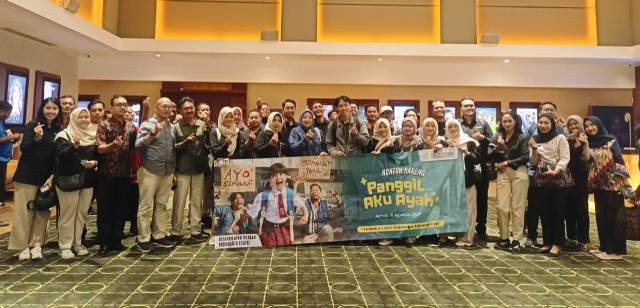 Kepala Perwakilan Kemendukbangga/BKKBN Jatim, Maria Ernawati (baju biru) bersama sebagian peserta nobar film 'Panggil Aku Ayah' di Grand City, Jumat (15/8/2025).