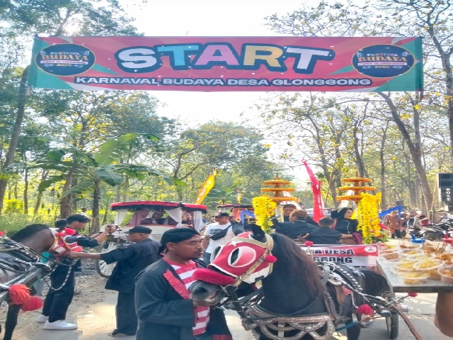 Naik bendi dengan pakaian khas jawa, jajaran Pemdes Glonggong dan Lembaga meriahkan HUT ke 80 RI.