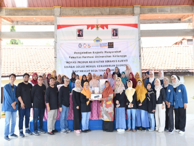 Peserta kegiatan pengabdian masyarakat Fakultas Farmasi Universitas Airlangga (Unair) di Desa Tenaru, Gresik, berpose bersama di sela-sela kegiatan tersebut, Sabtu (23/8/2025).