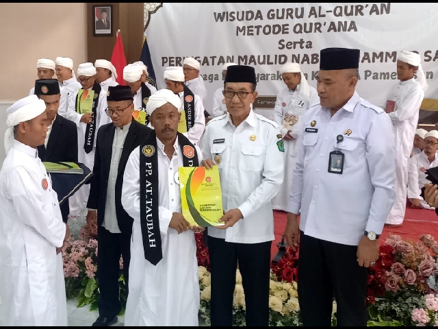 Bupati Khalilurrahman didampingi Kalapas Syukron Hamdani seràhkan sertifikat bagi guru ngaji binaan Lapas PAMEKASAN.