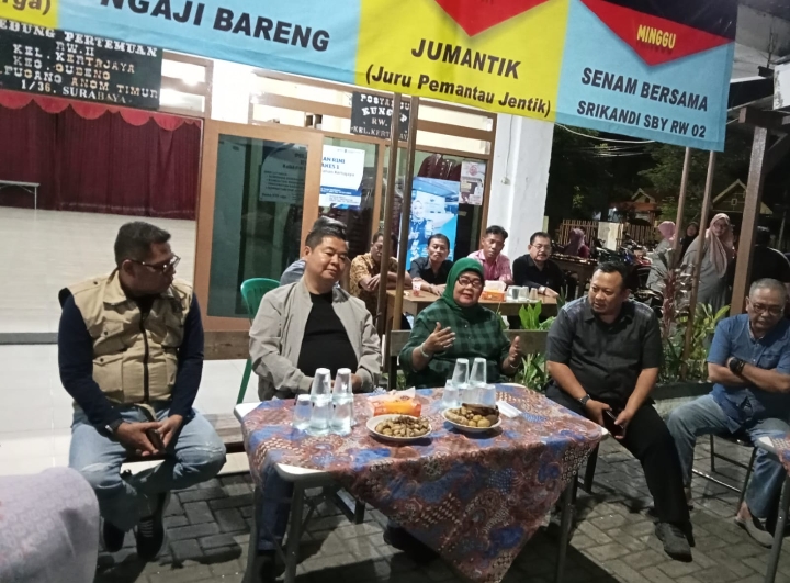 Ketua RW 02 Suparmi sedang menjelaskan Siskamling di wilayah RW 02 kepada Dirjen Dukcapil Kemendagri, Teguh Setyabudi (dua dari kiri) didampingi Kepala Dispendukcapil Kota Surabaya, Eddy Christijanto (kiri), dan Camat Gubeng Eko Kurniawan Purnomo (dua dari kanan) dalam pertemuan Kamis (11/9/2025) malam.