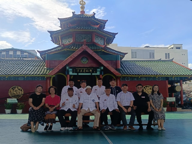Berpose bersama di depan Masjid Cheng Hoo Surabaya.