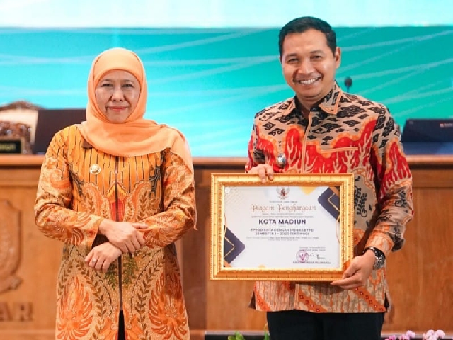 Gubernur Jawa Timur, Khofifah Indar Parawansa saat memberikan amanah kepada Wakil Walikota Madiun, F. Bagus Panuntun sebagai Plt. Walikota Madiun.