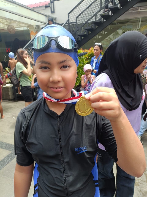 Muhammad Ismail Arta menunjukkan medali emas yang berhasil diraihnya.