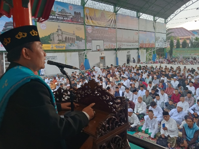 Al-Ustadz Dr H. Achmad Darmawan saat memberikan khutbah Idul Fitri di Masjid Cheng Hoo Surabaya.
