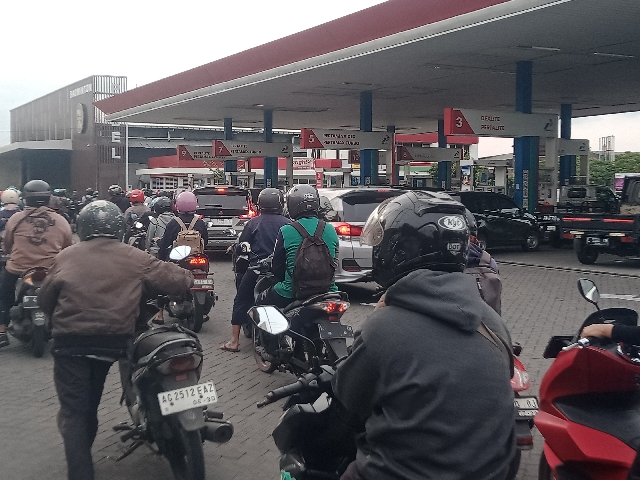 Antre BBM di SPBU Buduran Sidoarjo