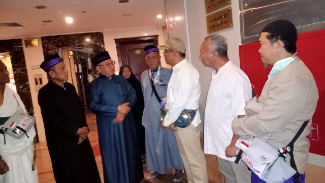 Caption Muhadjir Effendy bersama jamaah haji dari Jawa Timur.