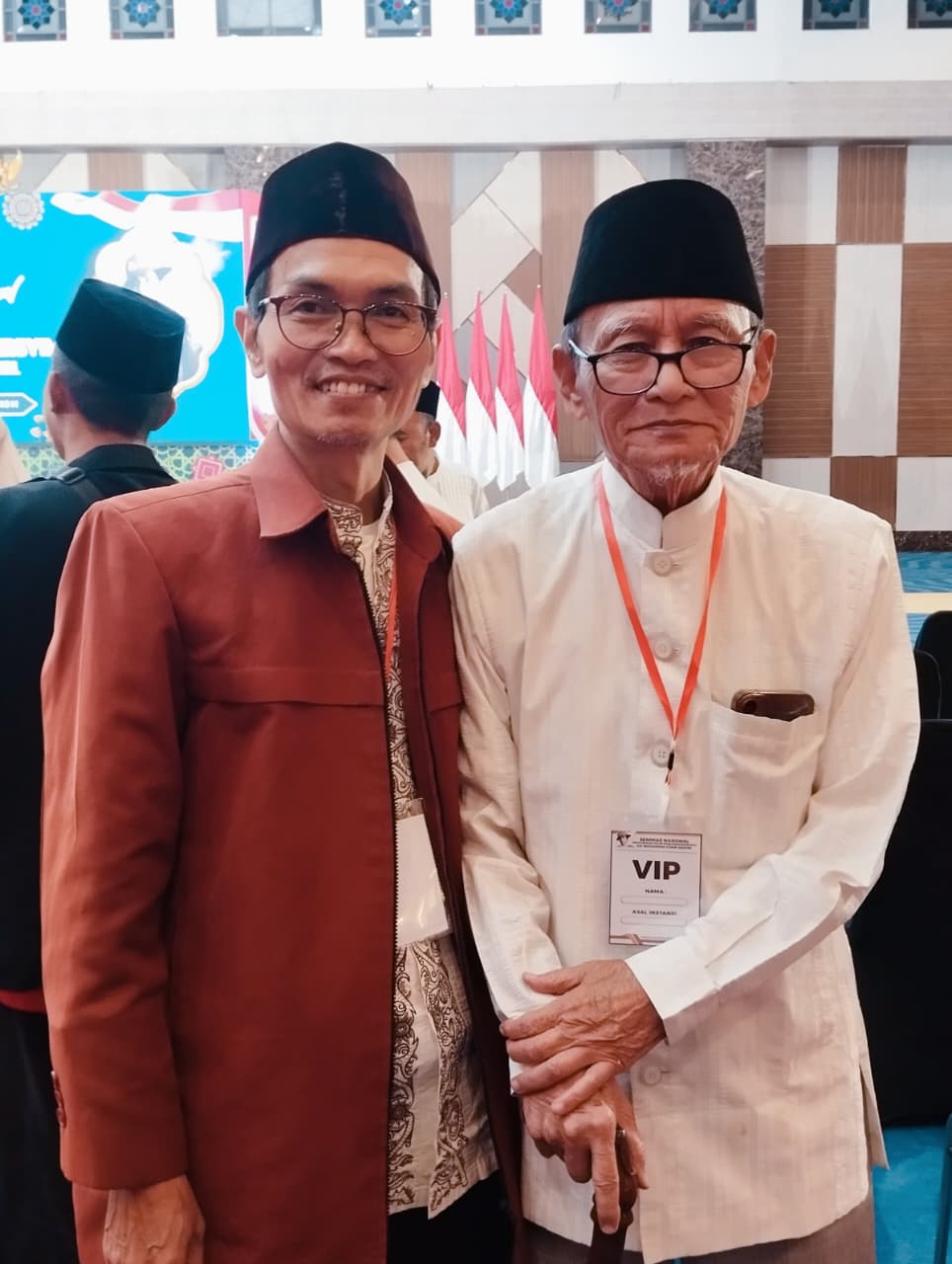 Riadi Ngasiran (Ketua Lesbumi PWNU Jatim) bersama Penyair si Celurit Emas KH D Zawawi Imron.