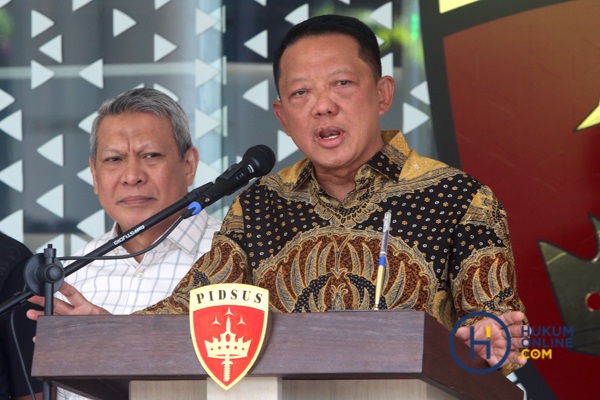 Febrie Ardiansyah menyampaikan keterangan saat konferensi pers di Gedung Jampidsus, Kejaksaan Agung, Jakarta, Jumat (10/7/2026).