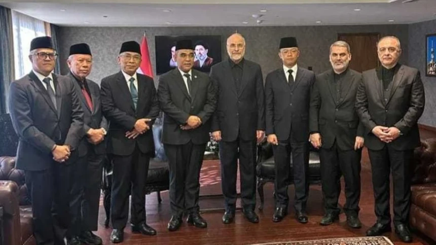 Delegasi Indonesia bersama Ketua Parlemen Iran, Mohammad Bagher Ghalibaf, di Mashhad, Jumat (10/7/2026). (Foto: istimewa)