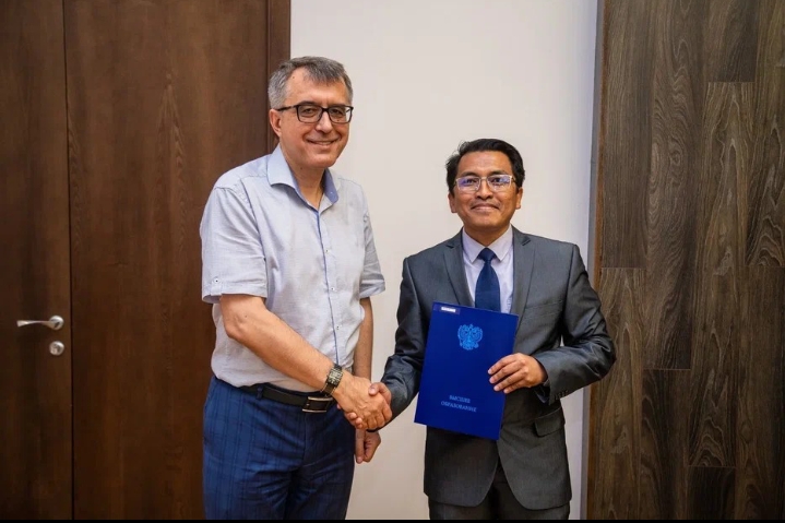 Amy Maulana saat menerima ijazah S3 dari Volgograd State University, Rusia.
