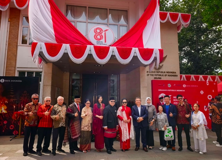 Foto bersama usai acara peluncuran secara resmi buku berjudul: Indonesia-Tiongkok, Siapa Melakukan Apa?