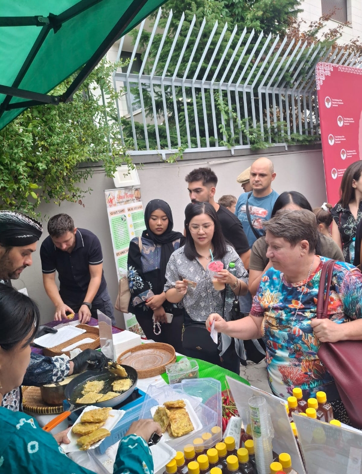 Pengunjung antre di stan kuliner di Bucharest