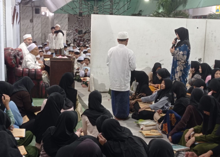 Kiai Asep mencermati santriwatinya yang menghafalkan sebuah hadist terkait tema pengajian pagi tadi. Bagi santri yang benar hafalannya, mendapat hadiah uang jajan Rp 5.000.