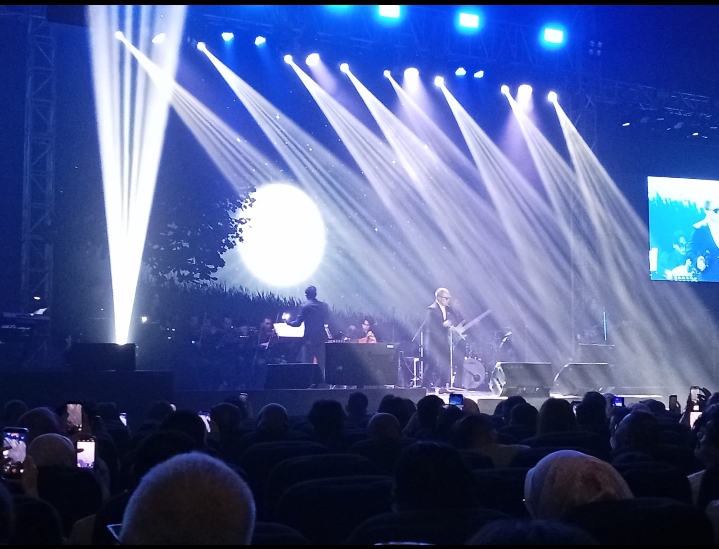 Sandhy Sandoro dalam Semusim di Konser Badai Pasti Berlalu 52th Erros Djarot Berkarya, Sabtu (24/10/2026).